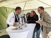 Claudio Lustenberger steht Fotograf Romano Cuonz und dem Journalist der Nidwaldner Zeitung, Matthias Piazza, Red und Antwort. (Bild: Fabienne Mühlemann/Luzerner Zeitung, 31. Mai 2019)