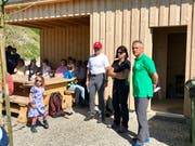 Grillen und chillen rund um die Jubihütte: Stefan Frei, Imelda Stadler und Urs Cavelti (von links) an der gestrigen Einweihung. (Bilder: Andrea Häusler)