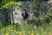 Stephie Burkart von der Stadtluzerner Fachstelle Natur- und Landschaftsschutz beim Kloster Wesemlin. (Bild: Nadia Schärli, 16. Mai 2019)