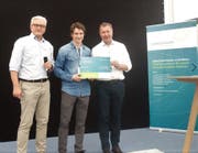 Regierungsrat Dr. Othmar Filliger (rechts) übergibt den «Zinno-Ideenscheck» Dr. Reto Kaul von Sublimd GmbH. Links im Bild: Bruno Imhof, Geschäftsführer ITZ und Programmleiter «Zentralschweiz innovativ». (Bild: PD)