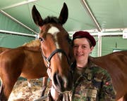 Ramona Züger ist Soldatin bei den Train-Pferden. (Bild. Christa Kamm-Sager)