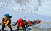 Die Schlange von Bergsteigern auf dem Weg zum Camp 4 des Mount Everest. (Bild: Rizza Alee/AP, 22. Mai 2019)