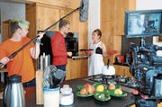 Regisseur Hans-Christian Hasselmann gibt Schauspielerin Rachel Braunschweig letzte Anweisungen. (Bild: Astrid Zysset)