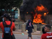 Bei heftigen Krawallen in der honduranischen Hauptstadt Tegucigalpa haben Demonstranten vor der US-Botschaft einen Stapel Pneus in Brand gesteckt. (Bild: KEYSTONE/AP/ELMER MARTINEZ)
