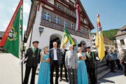 Sie haben Musik im Herzen: Guido Seitz (Dritter von links) und Hermann Rickert (Vierter von rechts), flankiert von Fähnrichen und Ehrendamen. Zwischen ihnen Veteranenobmann Armin Breu. (Bild: Max Tinner)
