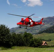Die Rega trifft im Zivilschutzzentrum im Chaltbach ein. (Bild: Geri Holdener, 31. Mai 2019)