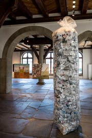 Wie viele Medikamente braucht der Mensch, um fit zu sein für seine Zeit? Diese philosophische Frage verpackt Barbara Gwerder in einen baumhohen Abfallsack. Bild: Philipp Schmidli (Luzern, 31. Mai 2019)