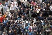 Der normale Wahnsinn: Wenn sich Federer bewegt, ist das mit ganz viel Hektik verbunden. (Bild: Yoan Valat/Keystone (Paris, 29. Mai 2019))