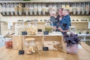 Einblick in Dorfladen Frischpunkt von Sandra Birrer (im Bild mit ihren beiden Kindern). (Bild: Boris Bürgisser, Willisau, 10. Mai 2019)