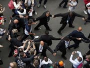 Roger Federer wird in Roland Garros zum Medienzentrum eskortiert (Bild: KEYSTONE/EPA/YOAN VALAT)