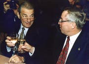 Was bewirkt Wein im Dienst der Politik? Der damalige FDP-Bundesrat Jean-Pascal Delamuraz (l.) stösst 1996 an der Albisgüetli-Tagung mit SVP-Politiker Christoph Blocher an. (Bild: Keystone)