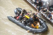 Taucher arbeiten an der Bergung des Wrackes des auf der Donau verunglückten Ausflugsschiffes. (Bild:EPA/Zoldan Balogh, 31. Mai 2019)