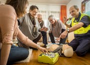 Ein Hauskurs: Ein Samariter erklärt die Funktion des Defibrillators. (Bild: Reto Martin)
