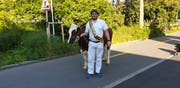 Andi Imhof holt beim Baselstädtischen Schwingertag einen Kranz.