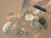 Libysches Wüstenglas wurde schon zur Pharaonenzeit zu Kunsthandwerk verarbeitet. Entstanden ist es vor 30 Millionen Jahren durch einen Meteoriteneinschlag, wie ein Wiener Forscher als erster bewiesen haben will. (Handout) (Bild: Keystone/APA/NHM/CHRISTIAN KÖBERL)