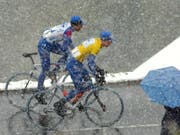 Die Tour de Romandie hat immer wieder mit widrigen Wetterbedingungen zu kämpfen. Hier ein Bild aus dem Jahr 2002 (Bild: KEYSTONE/LAURENT GILLIERON)