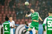 St. Gallens Simone Rapp wird von Grasshopper Djibril Diani in den Rücken gestossen. (Bild: Keystone/Ennio Leanza)