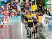 Leader Primoz Roglic gewinnt im Regen die verkürzte 4. Etappe der Tour de Romandie, die mit einer Bergankunft im Wallis zu Ende ging (Bild: KEYSTONE/JEAN-CHRISTOPHE BOTT)