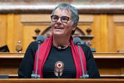Die zurücktretende Genfer SP-Ständerätin Liliane Maury Pasquier wurde an der GV der Nebs mit dem Europapreis ausgezeichnet. (Bild: KEYSTONE/Anthony Anex)