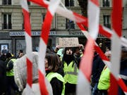 Die Reihen bei den «Gelbwesten»-Protesten in Frankreich lichten sich: Am Samstag sank die Anzahl der Demonstrierenden auf den niedrigsten Stand seit Beginn der Proteste. (Bild: KEYSTONE/AP/KAMIL ZIHNIOGLU)