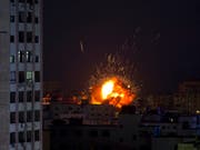 Eine Explosion, ausgelöst durch einen israelischen Luftangriff auf den Gazastreifen. (Bild: KEYSTONE/AP/KHALIL HAMRA)