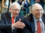 US-Börsenguru Warren Buffett (88, links) und sein Vize Charlie Munger (95) an der Aktionärsversammlung ihrer Investmentgesellschaft Berkshire Hathaway. (Bild: KEYSTONE/AP/NATI HARNIK)