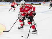 Der Schweizer Torschütze Vincent Praplan kontrolliert die Scheibe. (Bild: KEYSTONE/MELANIE DUCHEE)