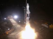 Die Falcon Rakete der Firma SpaceX hebt ab von Cape Canaveral. Sie soll noch am Samstag bei der ISS andocken. (Bild: KEYSTONE/AP NASA TV)