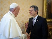 Aussenminister Ignazio Cassis wurde von Papst Franziskus zu einer Privataudienz empfangen. Worüber sich die beiden unterhielten, ist nicht bekannt. (Bild: Keystone/EPA/VATICAN MEDIA HANDOUT)