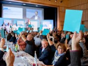 Höheres Rentenalter und tiefere Renten in der zweiten Säule: Die Delegierten der FDP beschlossen am Samstag in Flawil eine Resolution zur Altersvorsorge. (Bild: KEYSTONE/CHRISTIAN MERZ)
