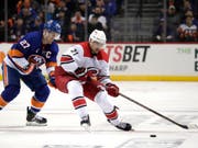 Nino Niederreiter (Nummer 21) erreicht mit den Carolina Hurricanes die Playoff-Halbfinals in der NHL (Bild: KEYSTONE/AP/JULIO CORTEZ)