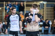 Nach elf Jahren in der höchsten Spielklasse muss Fortitudo Gossau in der nächsten Saison wieder in der NLB antreten: Die Gossauer sind nach Spielende enttäuscht und niedergeschlagen. (Bild: Michel Canonica)
