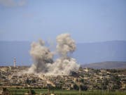 Die Aufnahme der oppositionellen Hilfsorganisation Weisshelme zeigt eine Stadt im Süden der Provinz Idlib nach russischen Luftangriffen am Freitag. (Archivbild). (Bild: Keystone/AP Syrian Civil Defense White He/UNCREDITED)
