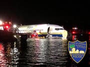Die Maschine mit über 140 Menschen an Bord schlitterte in Florida bei Jacksonville in einen Fluss. (Bild: Jacksonville Police/Twitter)