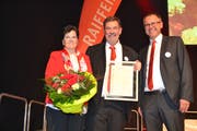 Rita und Ernst Zwingli mit Markus Hobi, Präsident des Veraltungsrats der Raiffeisenbank Obertoggenburg bei der Übergabe der Noten «Eine für de Kässeli Ernst». (Bild: Adi Lippuner)