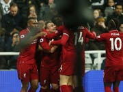 Xherdan Shaqiri (Mitte) freut sich über das 3:2 (Bild: KEYSTONE/EPA/NIGEL RODDIS)