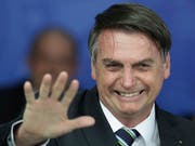 Brasiliens Präsident Jair Bolsonaro will nicht mehr zu einer Gala nach New York reisen, weil sich mehrere Unternehmen als Sponsoren zurückgezogen haben. (Bild: KEYSTONE/AP/ERALDO PERES)