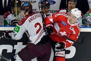 Toms Andersons (links) kämpft im ersten WM-Testspiel gegen die Schweiz gegen Lukas Frick. (Walter Bieri/KEY, Herisau, 3. Mai 2019)