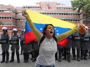 Eine Oppositionsanhängerin vor dem Hauptquartier der Marine in Caracas. (Bild: KEYSTONE/AP/MARTIN MEJIA)