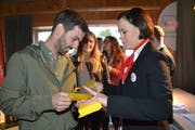Eingangskontrolle zur Generalversammlung der Raiffeisenbank Obertoggenburg in der Tennishalle Unterwasser. (Bild: Adi Lippuner)
