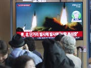 TV-Bilder in Südkorea zeigen am Samstag Raketentests aus dem nördlichen Nachbarland. (Bild: KEYSTONE/AP/AHN YOUNG-JOON)