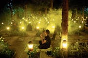 Ein iranischer Schiit betet während des Ramadans auf dem Friedhof Behesht-Zahra. Bild: Abedin Taherkenareh/EPA (Teheran, 6. Juni 2018)