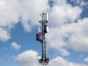 Sollen in gewissen Kantonen nicht aufsteigen dürfen: Swisscom-Monteure beim Installieren einer 5G-Antenne in Bern. (Bild: KEYSTONE/PETER KLAUNZER)