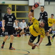 Altdorfs Tomas Adamcik (am Ball) kann seine Torstatistik leicht aufbessern. Bild: Urs Hanhart (Altdorf, 27. April 2019)