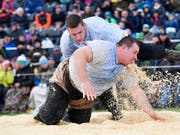 Klar der Beste in Frauenfeld: Armon Orlik (oben) bodigt im Schlussgang Domenic Schneider (Bild: KEYSTONE/GIAN EHRENZELLER)