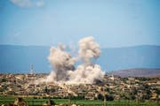 Rauchwolken über der Stadt Al-Habeet in der syrischen Provinz Idlib. Bild: AP (3. Mai 2019)