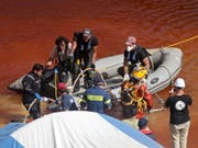 Ein Polizeitaucher steigt in das trübe Wasser eines Baggersees auf Zypern, um nach einem in einem Koffer versenkten Opfer eines Serienmörders zu suchen. (Bild: KEYSTONE/EPA/KATIA CHRISTODOULOU)