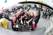 Veronika Furrer (Vierte von rechts) stimmt sich mit der Poltergruppe auf den Stadtlauf ein. (Bild: Roger Zbinden, 4. Mai 2019)