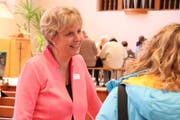 Kirchenpräsidentin Claudia Schindler spricht während des anschliessenden Spaghettiplauschs mit einer Kirchbürgerin. (Bild: Barbara Hettich)