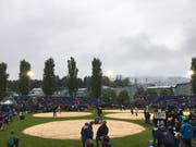 Nasskalte Frühschicht: Die Schwinger bei der Arbeit auf dem Festplatz in Rotkreuz. (Bild: Claudio Zanini (Rotkreuz, 5. Mai 2019))